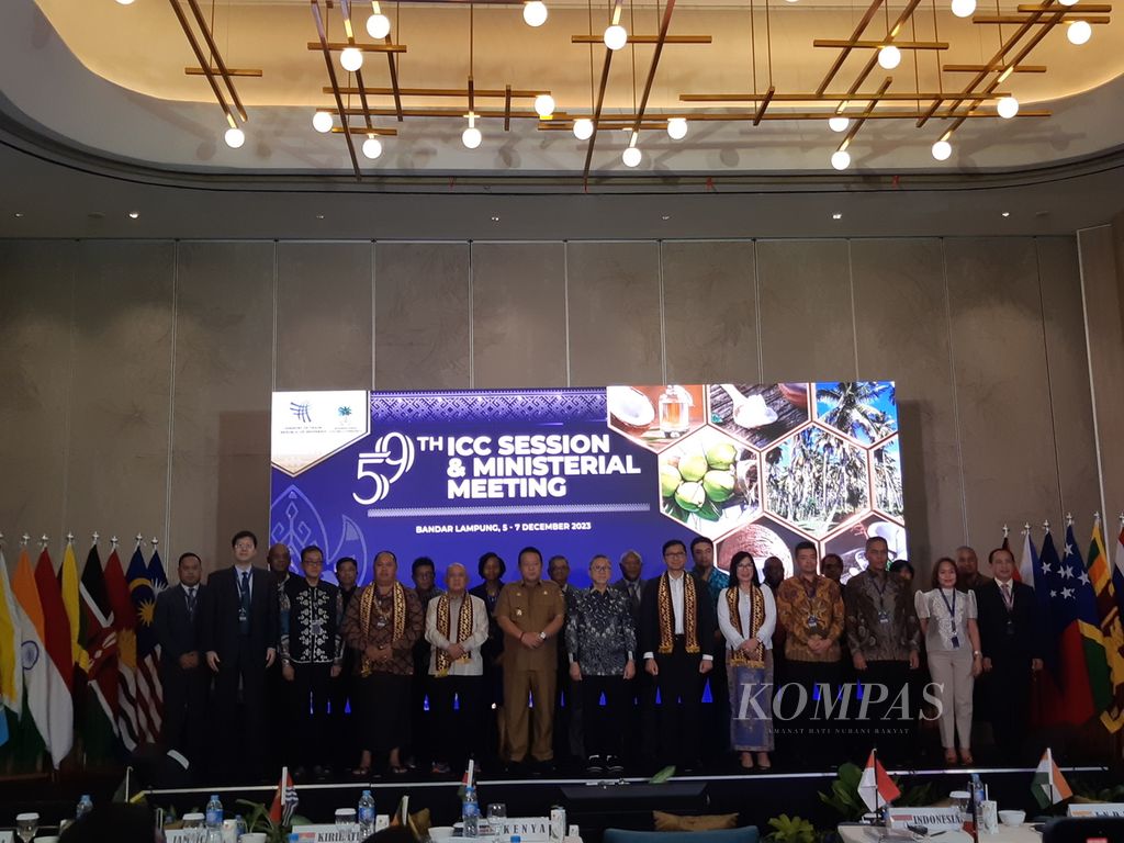 Para delegasi negara anggota International Coconut Community (ICC) berfoto saat acara pembukaan Pertemuan Tingkat Menteri ICC di Bandar Lampung, Selasa (5/12/2023).