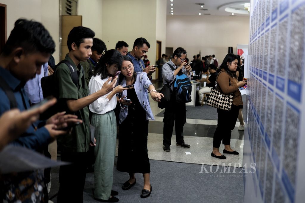 Pencari kerja menghadiri bursa lowongan kerja di Smesco Exhibition Hall, Jakarta, Rabu (21/2/2024).