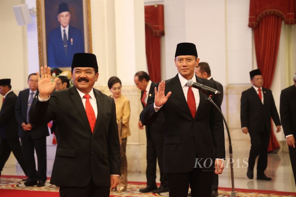 Ketua Umum Partai Demokrat Agus Harimurti Yudhoyono (AHY) dan Menteri Agraria dan Tata Ruang/Kepala Badan Pertanahan Nasional Hadi Tjahjanto sebelum pelantikan di Istana Negara, Jakarta, Rabu (21/2/2024).  