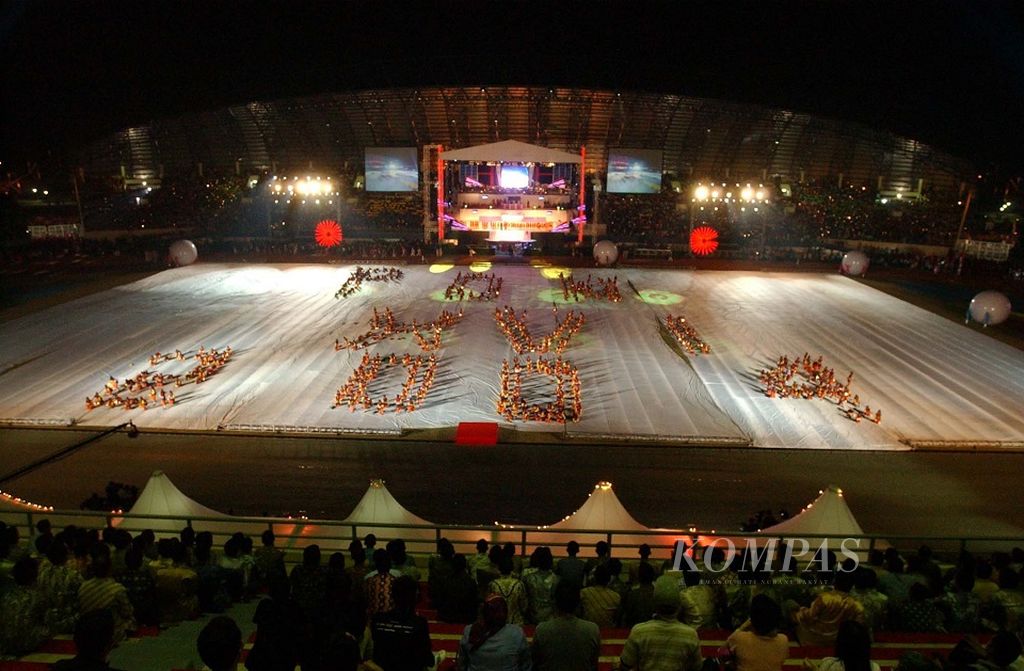 Sebanyak 500 anak dari berbagai sekolah dasar di Palembang tampil mengiringi lagu-lagu karya AT Mahmud sambil membentuk konfigurasi bertuliskan PON XVI 2004. Pesta olahraga tersebut dibuka secara resmi oleh Presiden Megawati Soekarnoputri hari Kamis (2/9/2004) di Palembang.