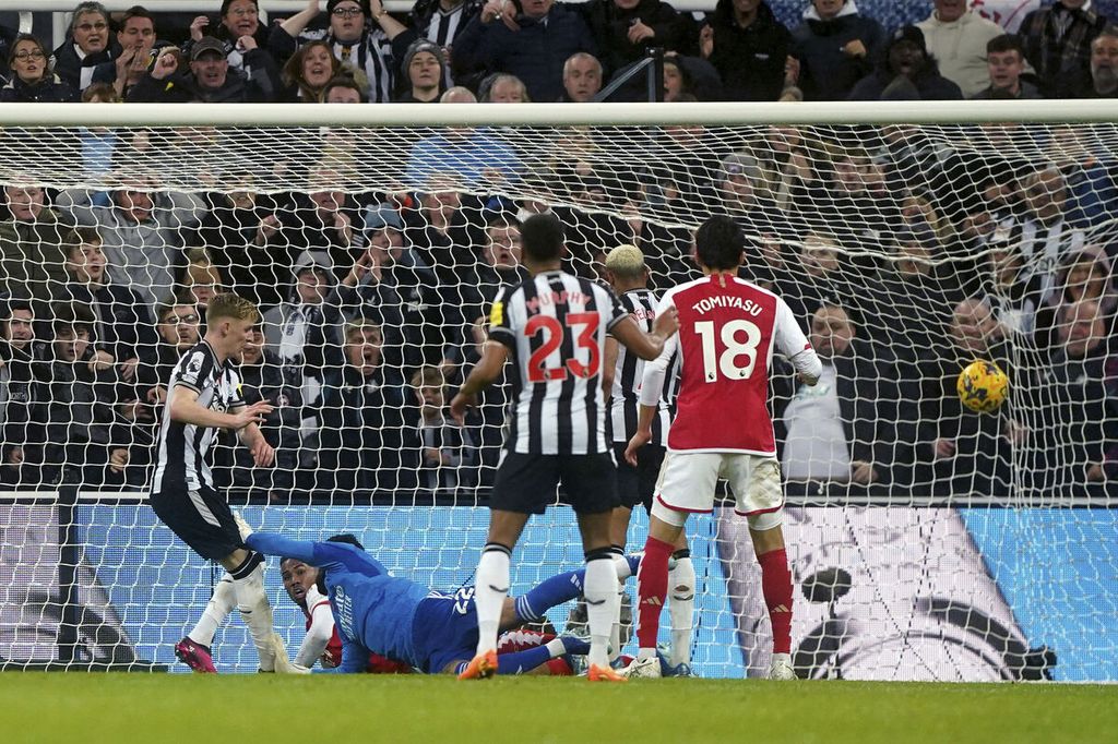 Pemain Newcastle United Anthony Gordon mencetak gol kemenangan timnya atas Arsenal, Minggu (5/11/2023) dini hari WIB. 