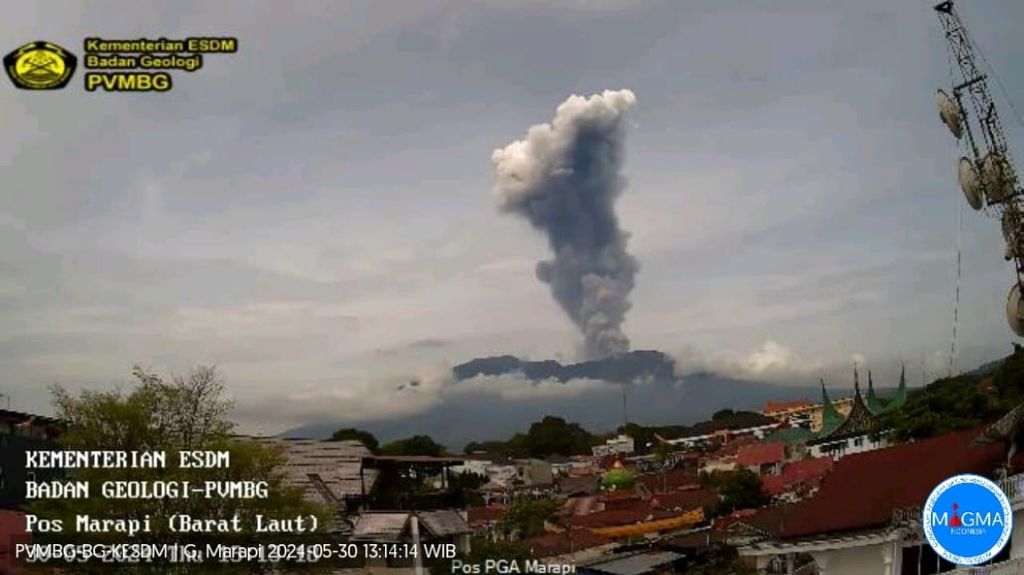 Gunung Marapi di perbatasan Agam dan Tanah Datar, Sumatera Barat, mengalami erupsi atau letusan, Kamis (30/5/2024) pukul 13.04.