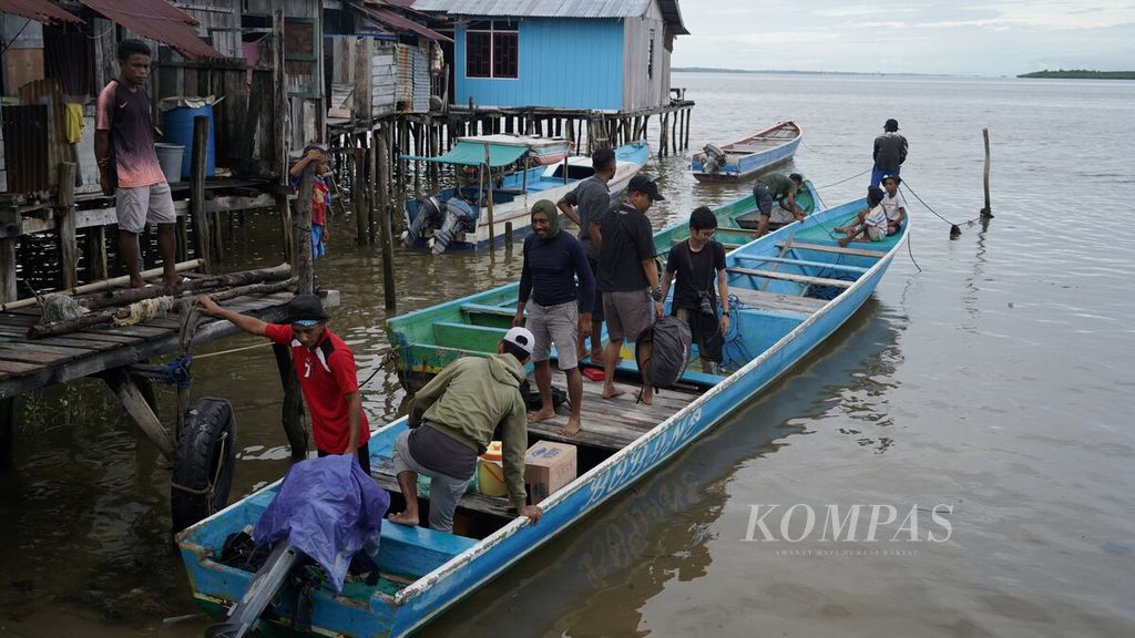 Wartawan <i>Kompas </i>ikut perahu motor untuk meliput aktivitas nelayan Pulau Doom, Sorong, Papua Barat Daya, Minggu (11/6/2023).