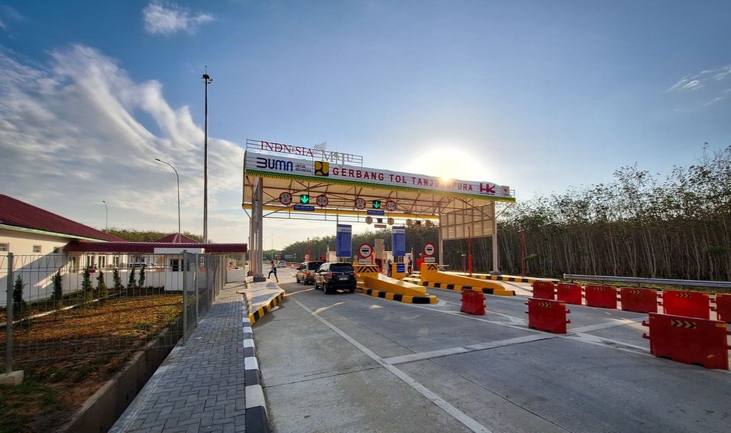 Kendaraan melintas di Gerbang Tol Tanjung Pura saat pertama kali mulai beroperasi pada Senin (29/1/2024).