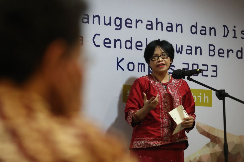 Guru Besar Fakultas Psikologi Universitas Indonesia Elizabeth Kristi Poerwandari menyampaikan sambutan dalam acara penganugerahan Cendekiawan Berdedikasi <i>Kompas </i>2023 di Gedung Kompas Gramedia, Jakarta, Rabu (28/6/2023). 