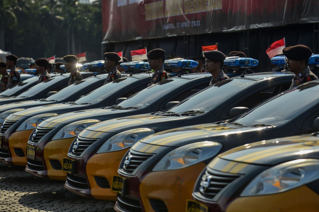 A number of police officers took part in the 2023 Ketupat Operation Call in the Monas area, Central Jakarta, Monday (17/4/2023). The National Police held a 2023 Ketupat Operation Call involving 148,261 joint personnel from related institutions. This operation was carried out in the context of securing mudik and Idul Fitri 2023 celebrations.