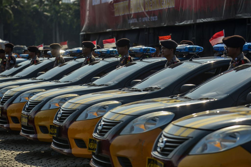 Senin (17/4/2023) sejumlah anggota polisi mengikuti seruan Operasi Ketupat 2023 di kawasan Monas, Jakarta Pusat. 