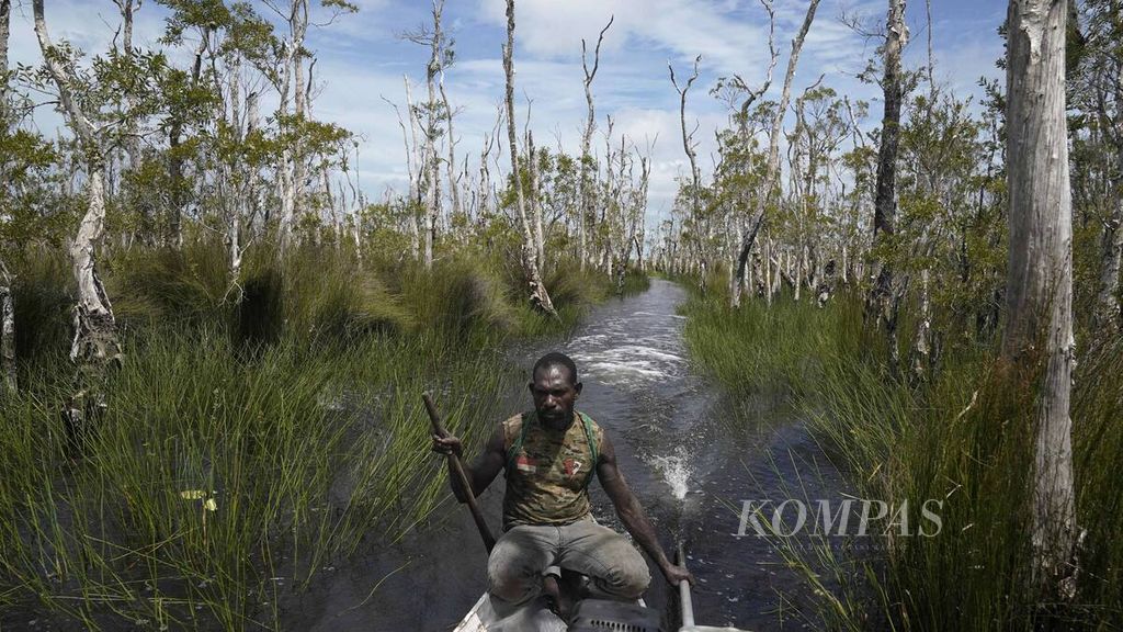 Solomon Maywa (30), lelaki suku Kanume, subsuku Marind Anim, naik perahu untuk berburu kanguru yang biasa disebut "saham" di hutan ulayatnya di Dusun Yakyu, Kampung Rawa Biru, Distrik Sota, Kabupaten Merauke, Papua, pertengahan maret 2020. 