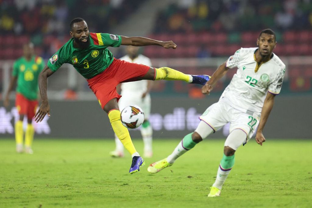 Pemain Komoro, Said Bakari (kanan), terperangah saat berupaya merebut bola dari penyerang Kamerun, Moumi Ngamaleu, pada laga babak 16 besar Piala Afrika 2021 di Stadion d'Olembe di Yaounde, Kamerun, 24 Januari 2022 lalu. Kamerun menang, 2-1.
