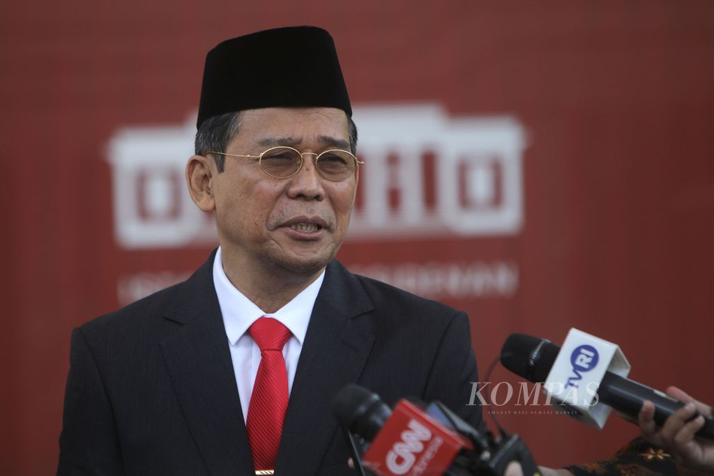 Wakil Ketua KPK Johanis Tanak memberikan keterangan kepada wartawan seusai pelantikan dirinya di Istana Negara, Jakarta, Jumat (28/10/2022). 