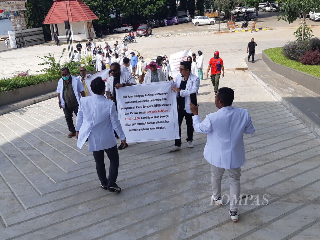 Sekitar 60 dokter spesialis dan subspesialis yang menggelar aksi unjuk rasa menuntut pembayaran tunjangan tambahan penghasilan pegawai (TPP) tiba di halaman Kantor Gubernur Papua, Senin (28/8/2023). 