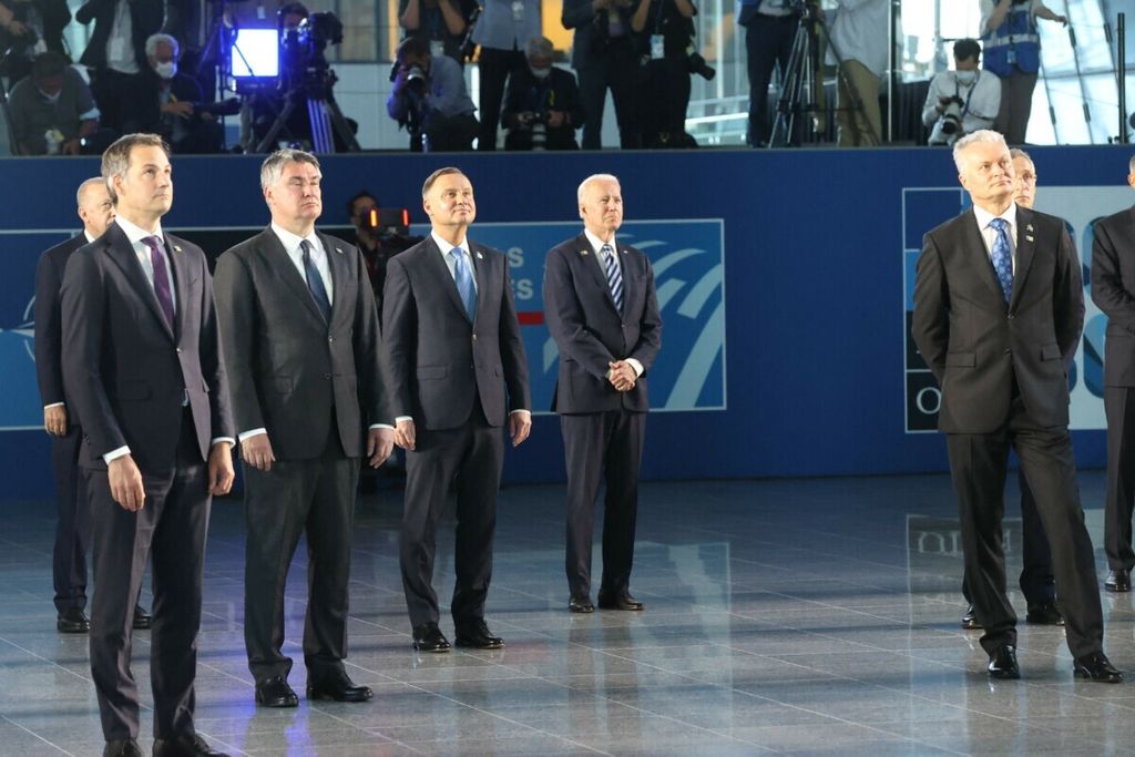 Perdana Menteri Belgia Alexander De Croo, Presiden Kroasia Zoran Milanovic, Presiden Polandia Andrzej Duda, Presiden AS Joe Biden, dan Presiden Lituania Gitanas Nauseda (dari kiri ke kanan) menatap sebuah instalasi menjelang foto bersama dalam KTT NATO di Brussels, Belgia, 14 Juni 2021. 