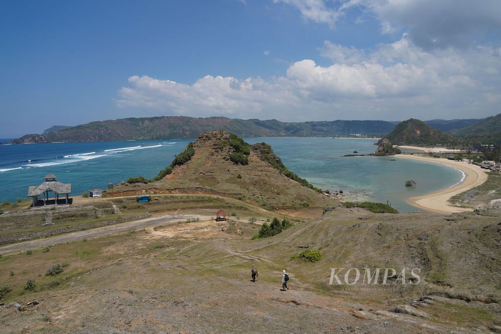 Pemandangan laut dari Bukit Seger di Pujut, Lombok Tengah, Nusa Tenggara Barat, Senin (18/10/2021). Tempat ini selalu ramai saat digelar Festival Bau Nyale untuk menghormati Putri Mandalika. 