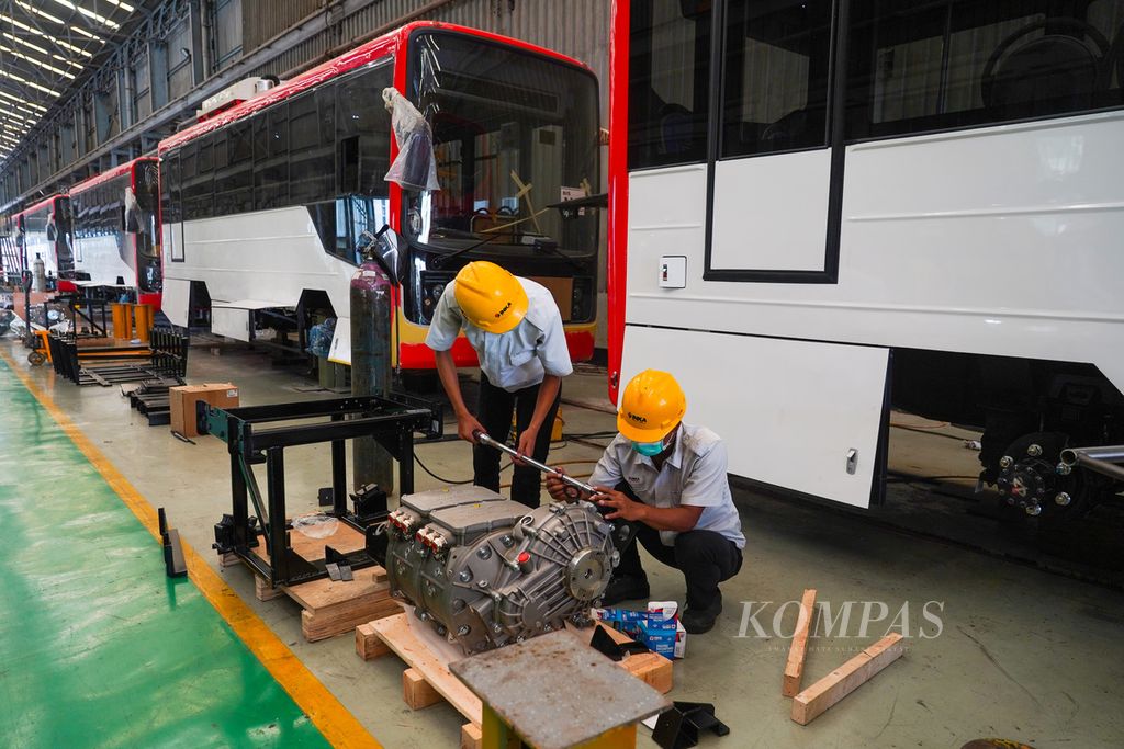  Suasana bengkel pembuatan bus listrik Merah Putih di PT Industri Kereta Api (INKA), Madiun, Jawa Timur, Kamis (8/9/2022). Bus listrik ini dipersiapkan sebagai kendaraan yang digunakan selama penyelenggaraan KTT G20 di Bali.