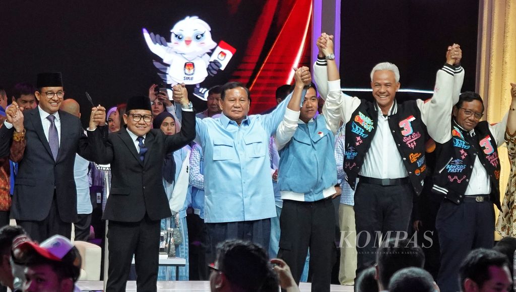 Tiga pasangan calon presiden dan calon wakil presiden bergandengan tangan di panggung saat sesi akhir Debat Putaran Kelima Calon Presiden Pemilu 2024 di Jakarta Convention Center, Jakarta, Minggu (4/2/2023).  