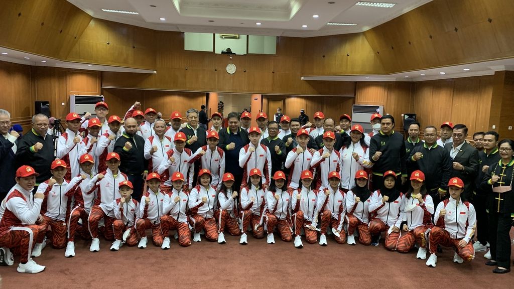 Prosesi pelepasan kontingen tim wushu yunior Indonesia, di Jakarta, Kamis (1/12/2022). Sebanyak 23 atlet Indonesia akan berlaga Kejuaraan Dunia Wushu Yunior 2022 yang akan berlangsung di Tangerang, Banten pada 5-10 Desember 2022.