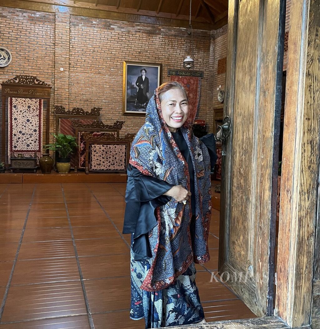 Siti Maemonah, artisan dan pelestari batik gentongan Madura, pada Mei 2022.