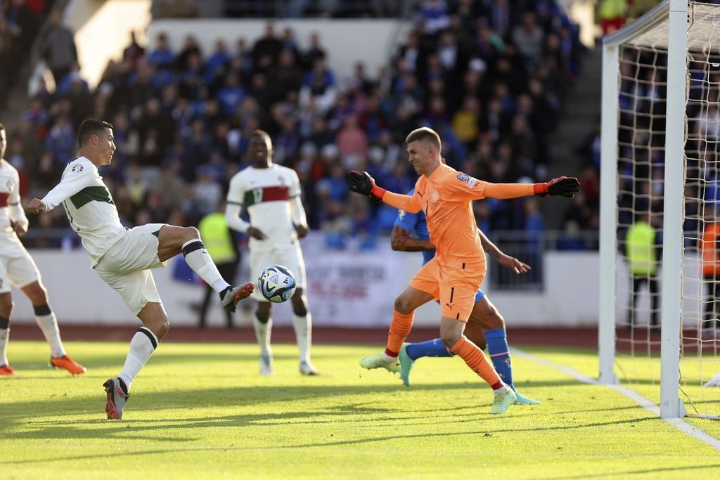 Pemain Portugal Cristiano Ronaldo (kiri) mencetak gol ke gawang Eslandia pada laga kualifikasi Piala Eropa Grup J di Reykjavik, Eslandia, Rabu (21/6/2023) dini hari WIB. Portugal menang 1-0 pada laga itu.