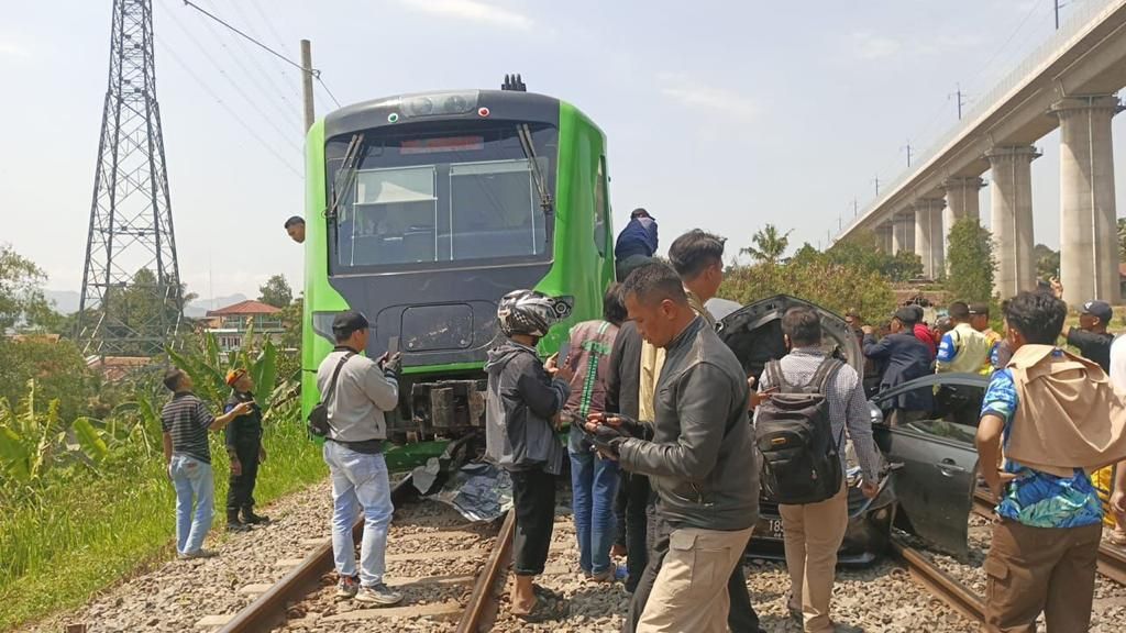 Kereta <i>feeder </i>atau penghubung kereta cepat menabrak sebuah minibus di rute Padalarang-Bandung, Jawa Barat, Kamis (14/12/2023). Minibus itu tertabrak ketika melewati pelintasan kereta yang tidak dijaga.
