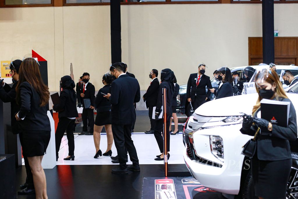 Petugas penjualan menunggu pengunjung dalam pameran Gaikindo Jakarta Auto Week 2022 di Jakarta Convention Center di Jakarta, pada hari terakhir pameran, Minggu (20/3/2022). Pameran yang diikuti 13 merek kendaraan ini bertujuan untuk mendorong penjualan otomotif di Tanah Air.