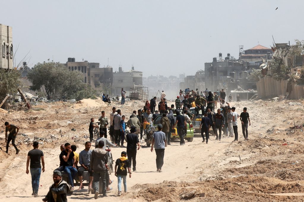 Warga Palestina yang mengungsi di Rafah, meninggalkan kota itu untuk kembali ke Khan Yunis setelah Israel menarik pasukan daratnya keluar dari Jalur Gaza selatan, pada 7 April 2024, enam bulan setelah perang dahsyat yang dipicu oleh serangan 7 Oktober.