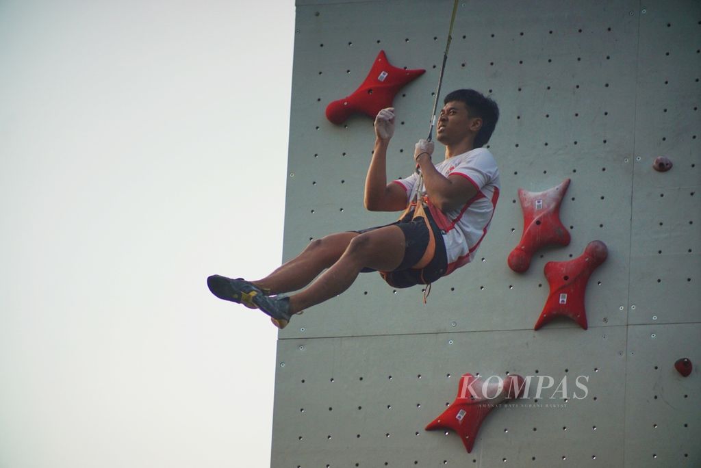 Atlet panjat tebing nomor<i> speed</i> Indonesia, Rahmad Adi Mulyono, berlatih di pemusatan latihan nasional panjat tebing di Hotel Santika Premiere, Kota Harapan Indah, Bekasi, Jawa Barat, Sabtu (13/7/2024).