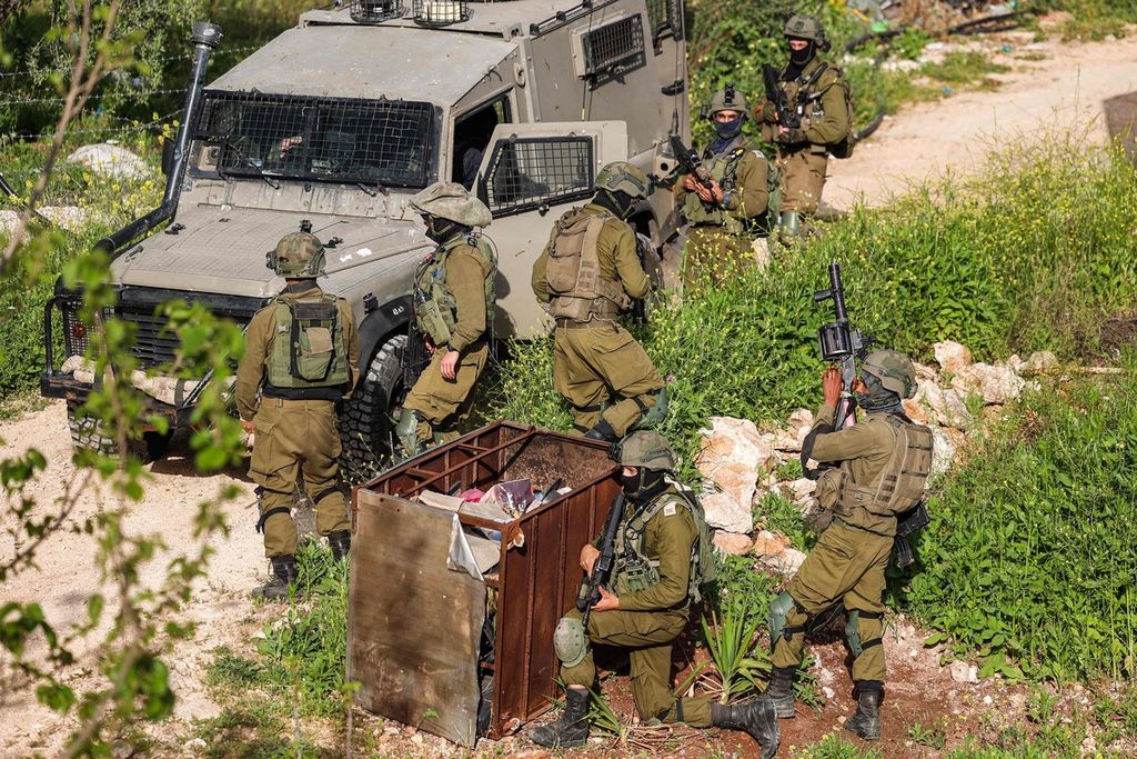Tentara Israel melancarkan operasi militer di Jenin, wilayah pendudukan Tepi Barat, Selasa (12/4/2022). 