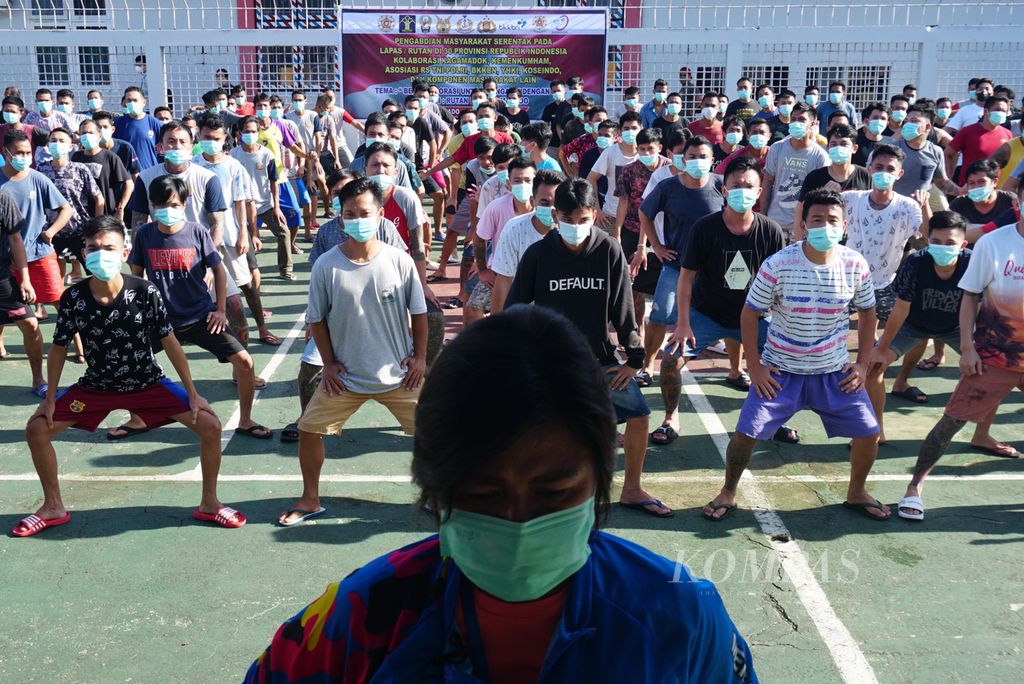 Para warga binaan mengikuti gerakan instruktur senam dalam gelaran bakti sosial di Rumah Tahanan  Kelas IIA Manado, Sulawesi Utara, Sabtu (5/2/2022).