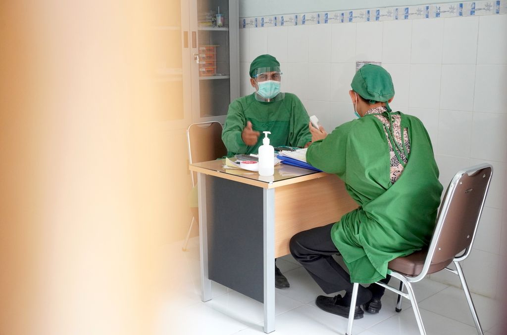 Suasana ruang tenaga medis di gedung Adenium di Rumah Sakit Mitra Siaga, Kabupaten Tegal, Jawa Tengah, Sabtu (10/10/2020). Sebanyak sembilan tenaga medis disiapkan untuk mengawasi proses isolasi mandiri pasien positif Covid-19 tanpa gejala. 