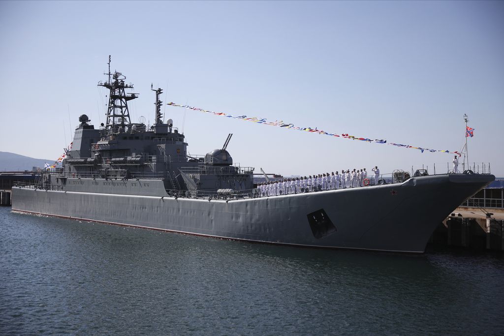 Kapal perang Rusia, Olenegorsky Gornyak, bersandar di Pelabuhan Novorossiysk, Rusia, 30 Juli 2023. Kapal ini menjadi target serangan pesawat nirawak Ukraina, Jumat (4/8/2023). 