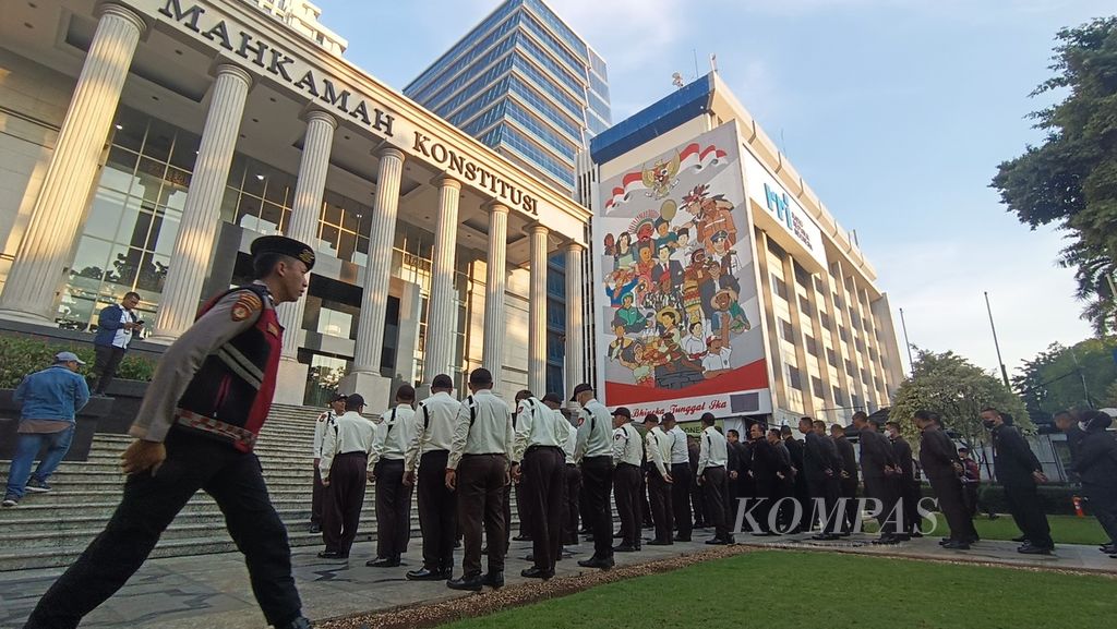 Aparat kepolisian dan satuan pengamanan melakukan apel jelang pembacaan putusan perselisihan hasil pemilihan umum Pilpres 2024, di Mahkamah Konstitusi, Jakarta, Senin (22/4/2024). 