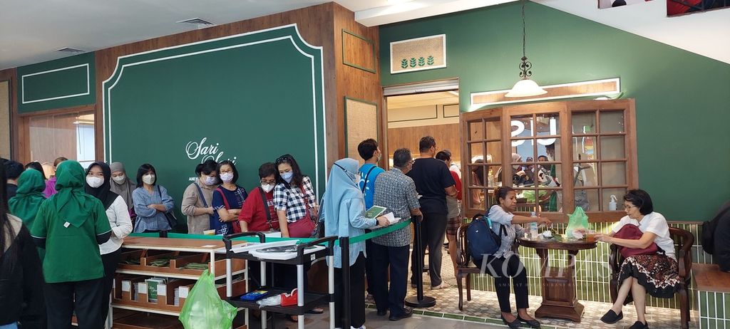 Antrean pembeli di gerai Sari-Sari di Sarinah, Jakarta Pusat, Jumat (29/4/2022). Sari-Sari salah satu gerai pendatang baru yang menjadi ikon anyar Sarinah pascarenovasi. Beberapa tempat usaha yang dulu lekat dengan Sarinah kini tak ada lagi di sana.