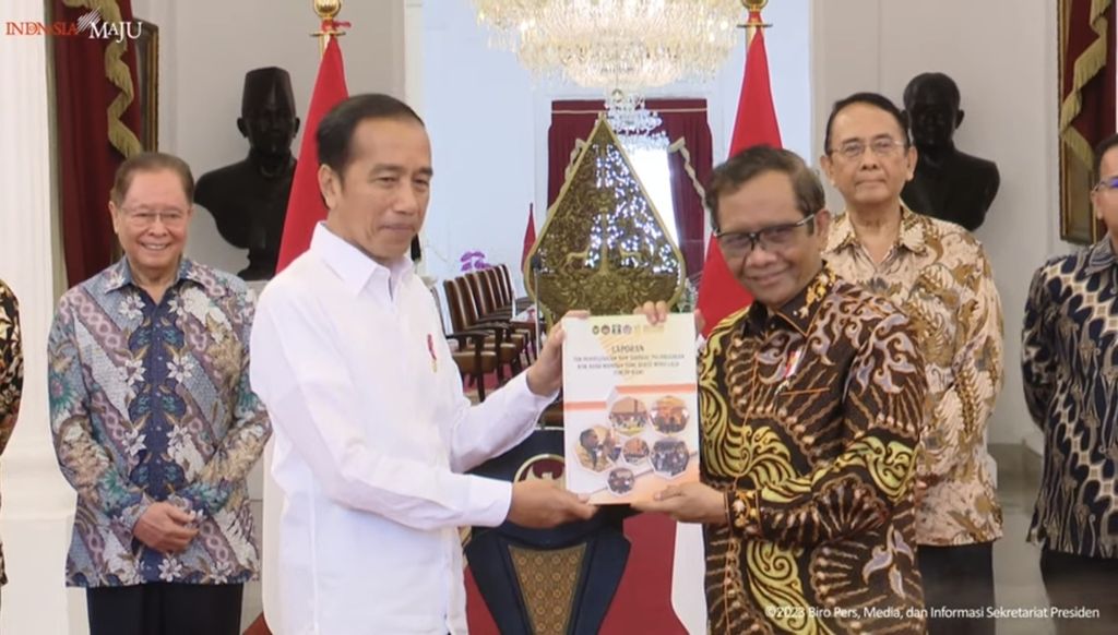 Menko Polhukam Mahfud MD menyerahkan rekomendasi tim PPHAM terkait penyelesaian nonyudisial pelanggaran HAM berat masa lalu kepada Presiden Joko Widodo, Rabu (11/1/2023).