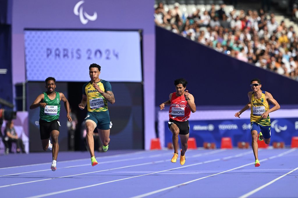 Sprinter Indonesia, Saptoyogo Purnomo (kedua dari kanan), melaju ke garis finis dalam pertandingan final nomor 200 meter T37 putra Paralimpiade Paris 2024 di Stadion Stade de France, Paris, Perancis, Sabtu (7/9/2024). Meskipun berhasil memecahkan rekor pribadi, Yogo belum bisa naik podium karena finis di urutan kelima dengan waktu 23,26 detik. 