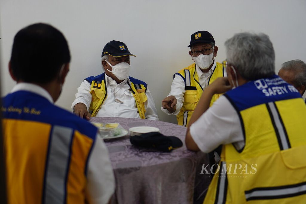 Menteri Pekerjaan Umum dan Perumahan Rakyat Basuki Hadimuljono berbincang di ruang tunggu Bandara VVIP Kota Balikpapan, Kalimantan Timur, Kamis (27/1/2022).