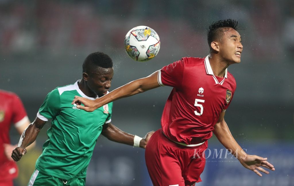 Bek tim nasional Indonesia, Rizky Ridho (kanan), gagal menyundul bola saat dibayangi bek Burundi, Harermana Rashid, dalam laga uji coba di Stadion Patriot Candrabhaga, Bekasi, Jawa Barat, Sabtu (25/3/2023). Indonesia menang 3-1 atas tim asal Afrika itu. 