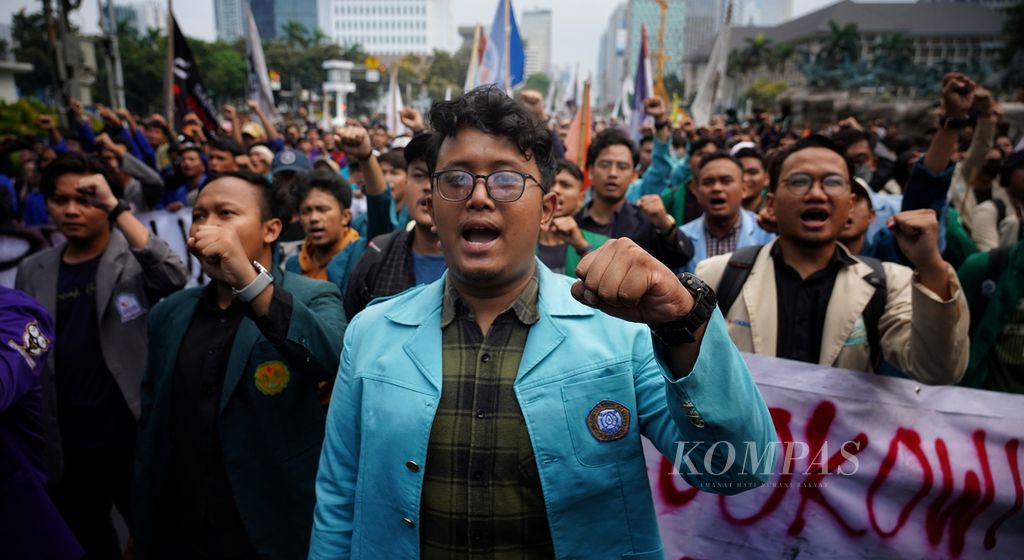 Ratusan mahasiswa dari Badan Eksekutif Mahasiswa menggelar demonstrasi menolak putusan Mahkamah Konstitusi di kawasan Patung Kuda Arjuna Wijaya, Jakarta, Jumat (20/10/2023).  
