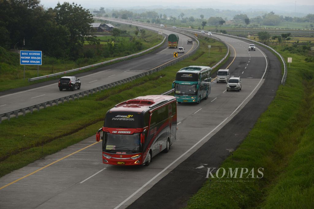 Sejumlah bus pariwisata melintas di Jalan Tol Semarang-Solo, Kecamatan Banyudono, Boyolali, Jawa Tengah, Selasa (22/12/2020). Perjalanan lintas provinsi mulai dilakukan sebagian warga yang hendak menghabiskan masa libur akhir tahun di daerah lain.