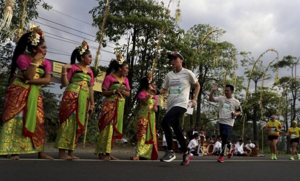 Para penari tradisional Bali menyambut pelari yang mengikuti Maybank Marathon Bali 2019 di Bali, 8 September 2019. Setelah dua tahun diselenggarakan secara virtual, Maybank Marathon kembali diselenggarakan di Kabupaten Gianyar, Bali, pada 28 Agutus 2022.