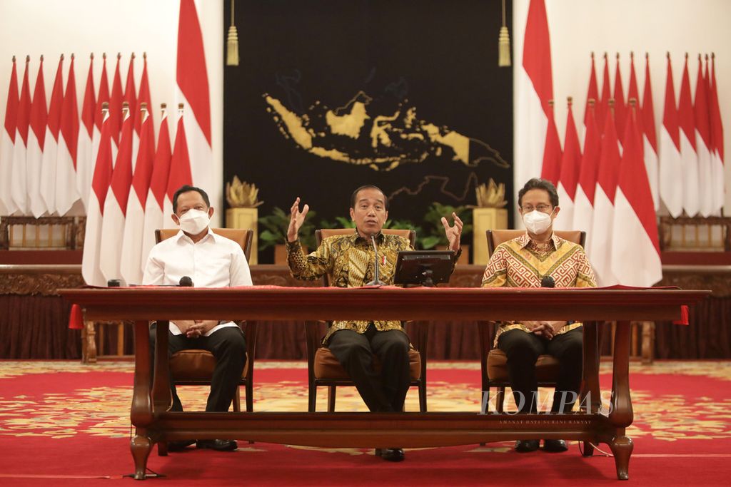 Presiden Joko Widodo (tengah) didampingi Menteri Dalam Negeri Tito Karnavian (kiri) dan Menteri Kesehatan Budi Gunadi Sadikin  menyampaikan keterangan terkait pencabutan PPKM, di Istana Negara, Jakarta, Jumat (30/12/2022). 