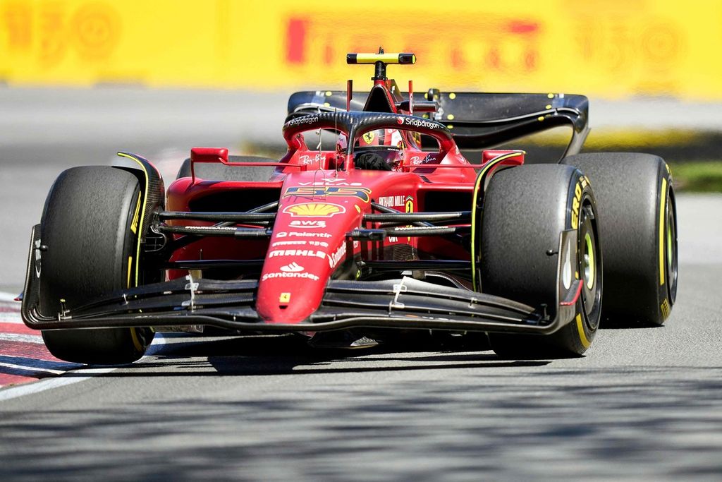 Pebalap tim Ferrari, Carlos Sainz Jr, memacu mobilnya pada F1 seri Kanada di Sirkuit Gilles-Villeneuve, Montreal, Minggu (19/6/2022). Sainz menjadi pemenang kedua pada lomba itu. 