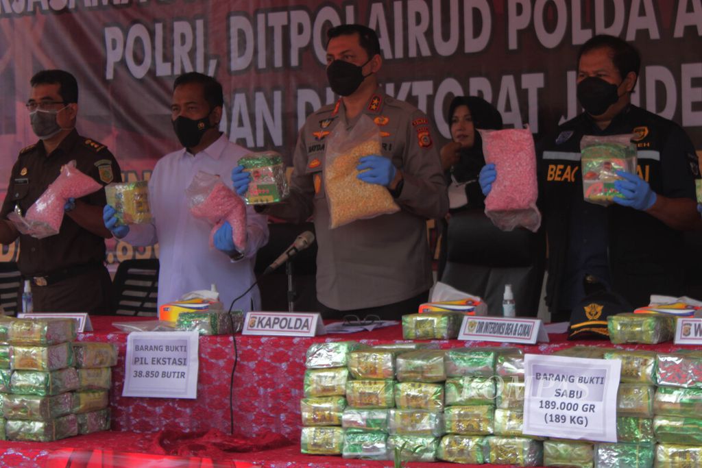 Kepala Kepolisian Daerah Aceh Inspektur Jenderal  Ahmad Haydar memperlihatkan sabu dalam konferensi pers di halaman kantor Kepolisian Daerah Aceh, Selasa (8/3/2022). Dalam operasi Februari 2022, sebanyak 189 kilogram sabu dan pil ekstasi 38.850 butir disita.