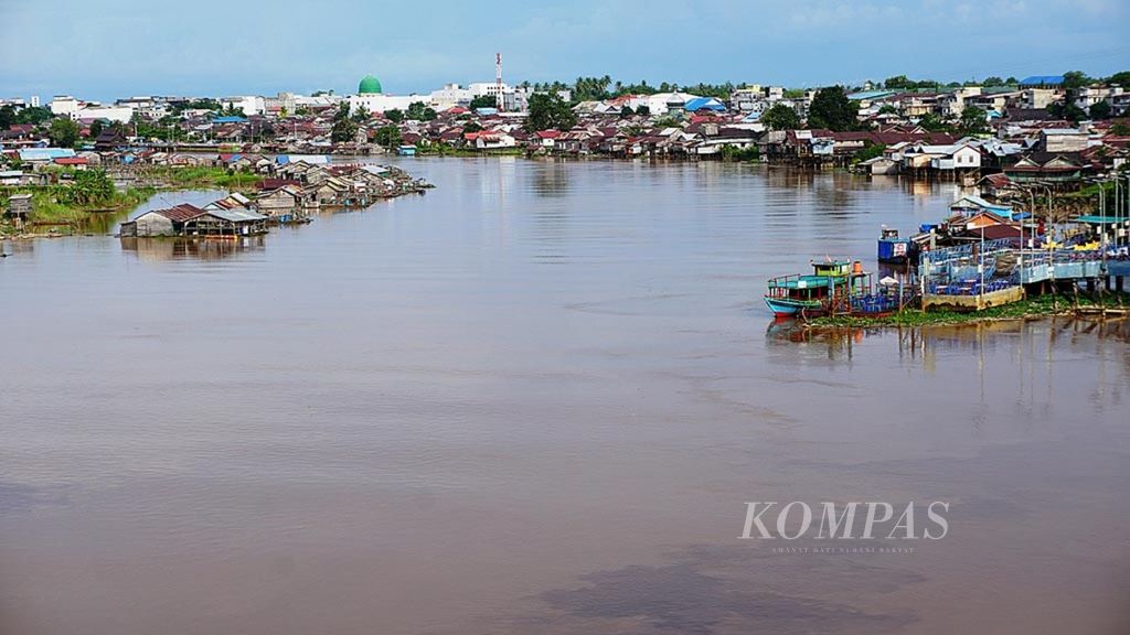 Rumah-rumah lanting berjejer di sepanjang Sungai Kahayan, Kota Palangkaraya, Kalimantan Tengah, Selasa (27/3/2018). Sebagian besar warga miskin di Kalimantan Tengah tinggal di pinggir sungai dengan rumah lanting atau rumah yang mengapung di atas air.