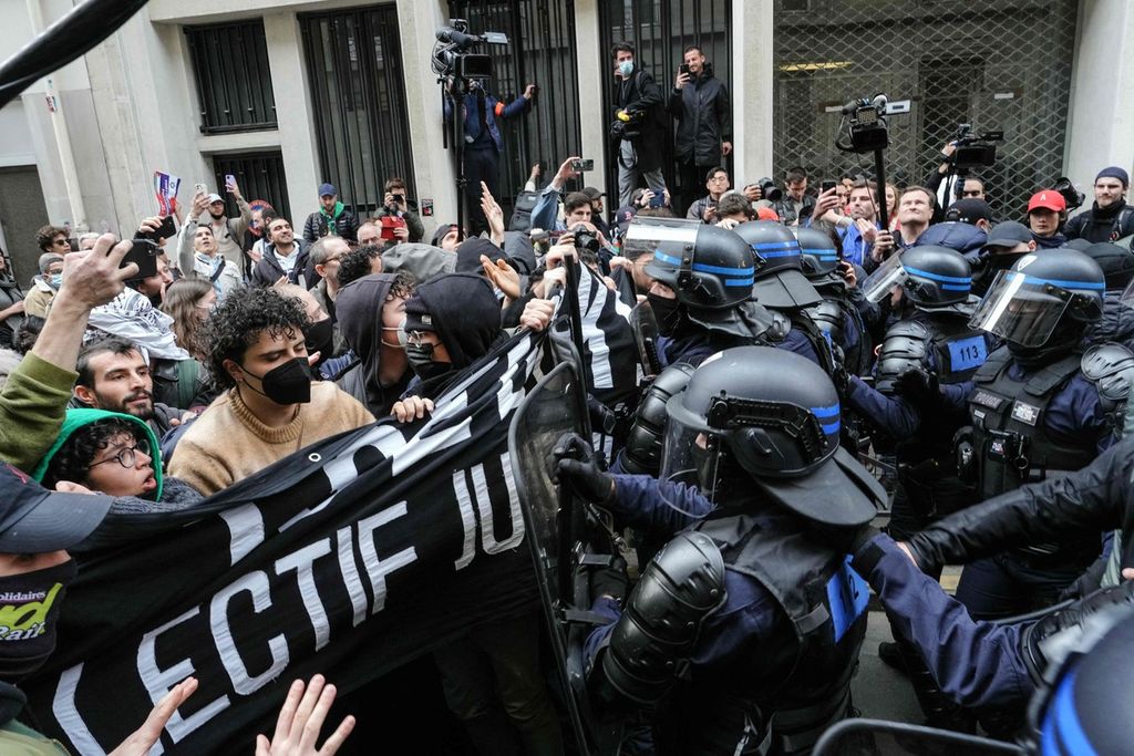Polisi Perancis membubarkan unjuk rasa di kampus Science Po, Paris, pada Jumat (26/4/2024).