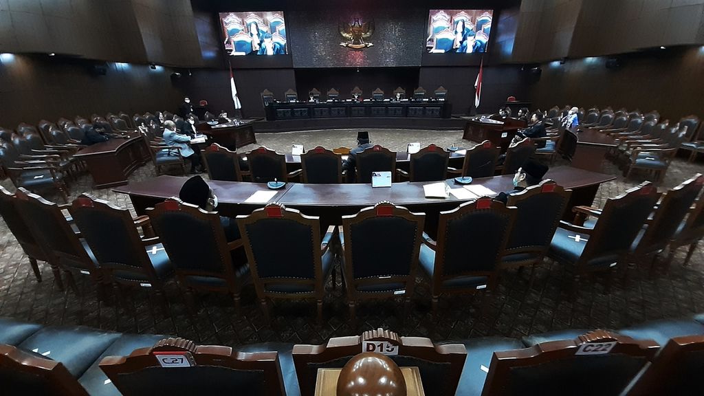 Suasana sidang di Gedung Mahkamah Konstitusi, Jakarta, Selasa (28/4/2020). 
