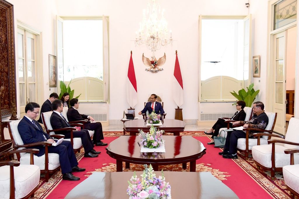 Presiden Joko Widodo menerima kunjungan kehormatan Menteri Luar Negeri (Menlu) China Qin Gang, Rabu (22/2/2023), di Istana Merdeka, Jakarta. Hadir pula Menteri Luar Negeri Retno LP Marsudi (kedua dari kanan) dan Sekretaris Kabinet Pramono Anung (paling kanan).