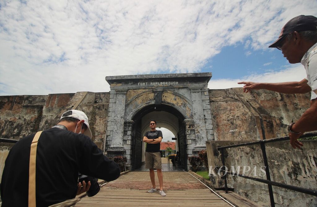 Pengunjung berfoto di pintu masuk Benteng Marlborough di Bengkulu, Kamis (6/10/2022). 