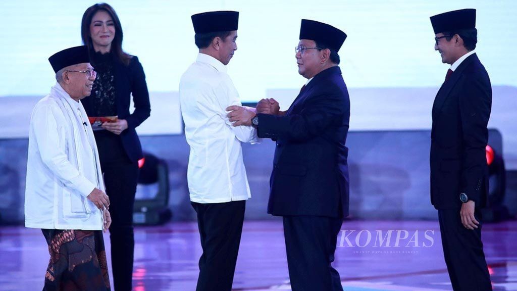 Pasangan calon presiden dan wakil presiden, Joko Widodo-Ma'ruf Amin, dan Prabowo Subianto-Sandiaga Uno, berjabat tangan seusai debat perdana capres-cawapres Pilpres 2019 di Hotel Bidakara, Jakarta, Kamis (17/1/2019).