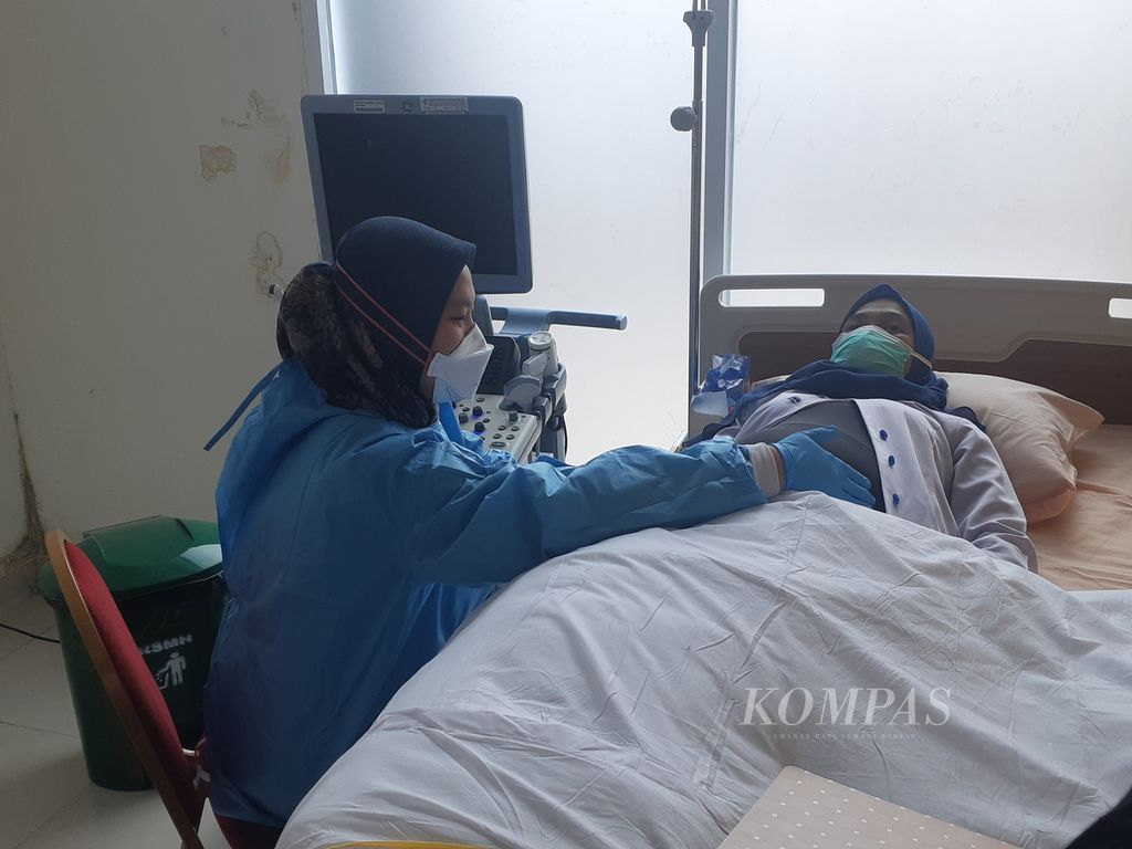 Seorang ibu hamil menjalani pemeriksaan USG di RSUP Dr Mohammad Hoesin, Palembang, Kamis (19/8/2021).