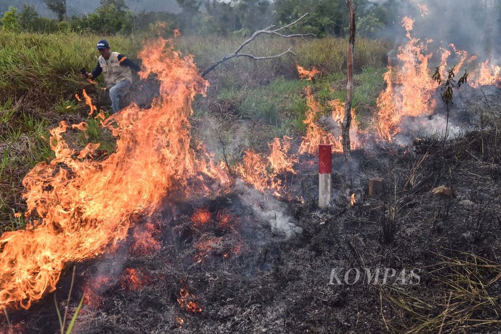 Membuka lahan dengan cara membakar hingga kini masih banyak ditemui di sejumlah daerah, seperti yang terlihat di Desa Cemaga Selatan, Bunguran Selatan, Kabupaten Natuna, Kepulauan Riau, 16 Februari 2020. 